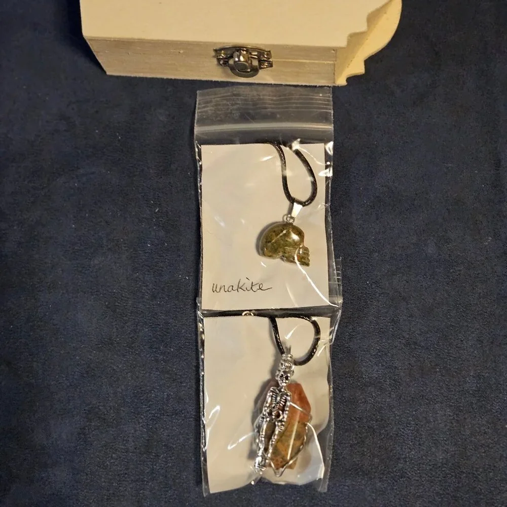 Unakite skull & coffin, with skeleton, gemstone/crystal pendants, & jewelry box - Picture 4 of 8
